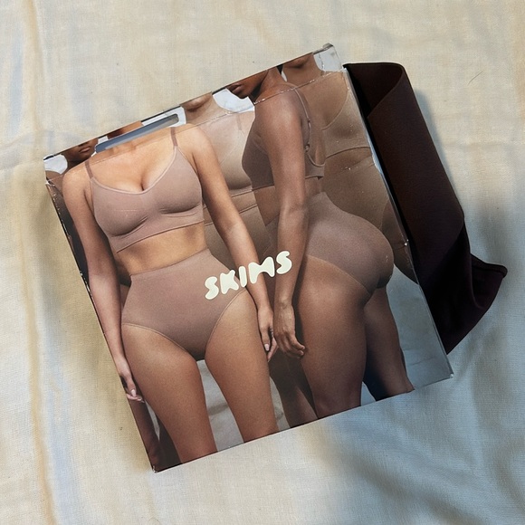 Skims sculpting mid Waist thong - Picture 3 of 6